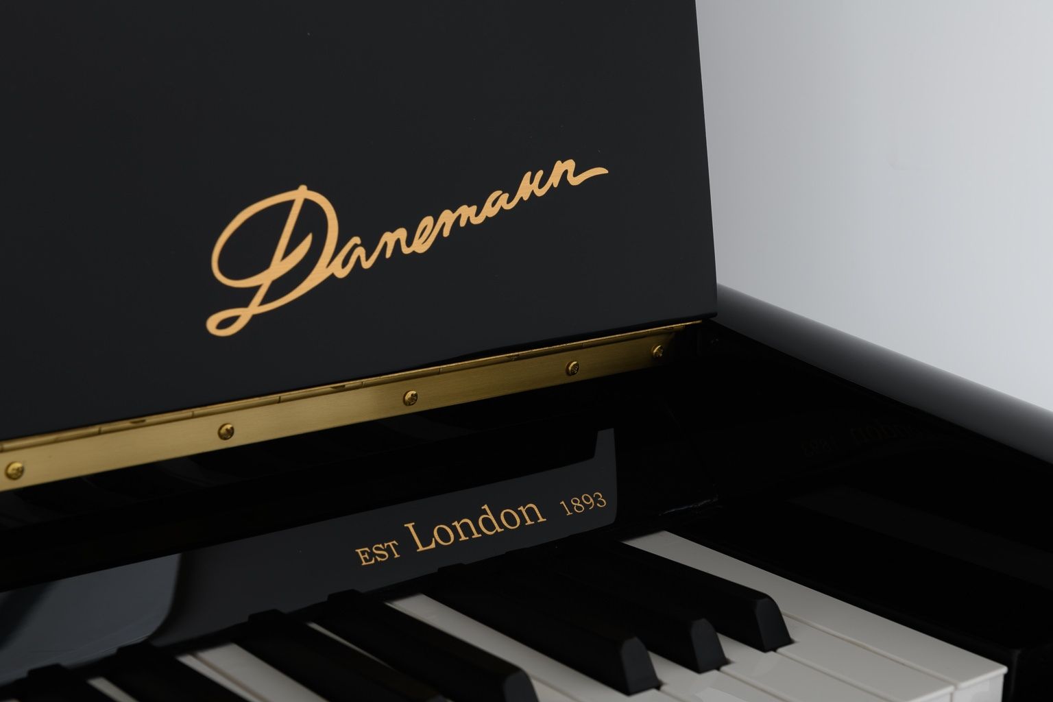 Danemann DU-126 Upright Piano